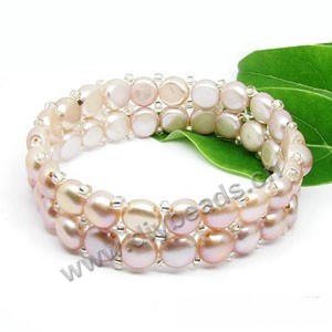 Bracelet mixed, stretch, cultured freshwater pearl and glass seed beads, white/peach/mauve/black, 5-6mm flat-sided round, 7 inches. Sold per pkg of 60ps.