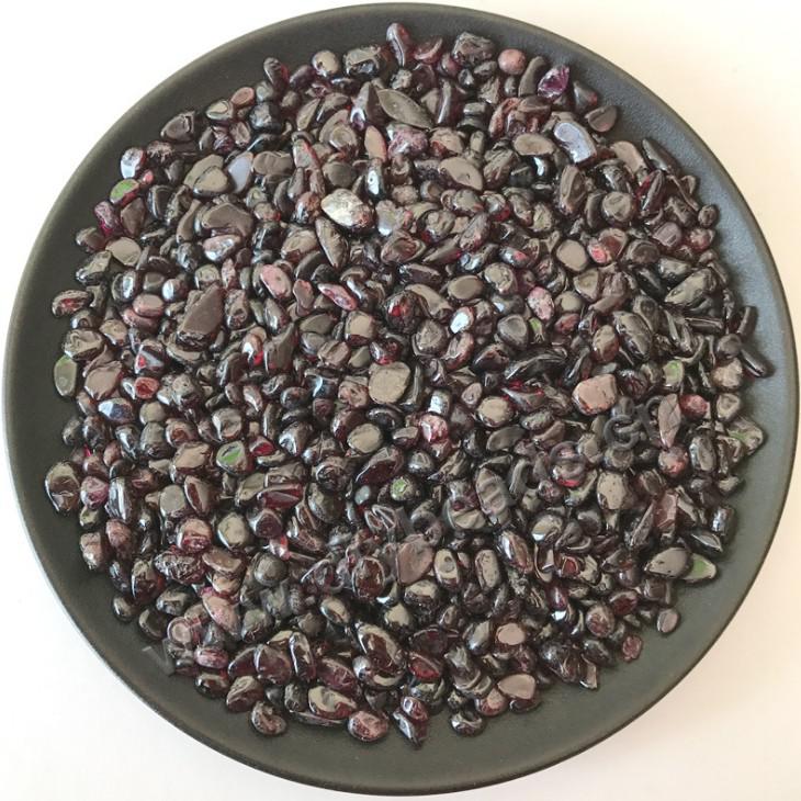 Bead Chips, Natural garnet chips without hole, 3-7mm. Sold per pkg of 5kgs