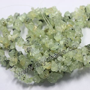 Bead, green garnet (natural), medium chip .Sold per （20）34-inch strand