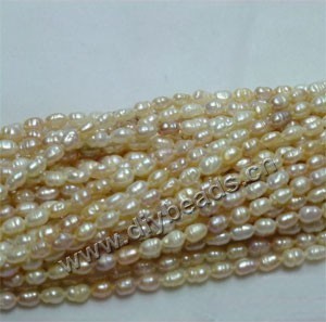 Pearl mix, cultured freshwater pearl (Natural), white / peach / mauve, 4-4.5mm rice,D grade. Sold per pkg of (25) 15-inch strands.