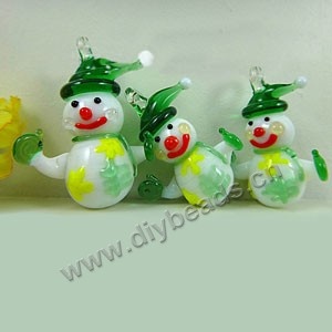 Charm, lampworked glass, white,green,and red, 32x23/34x25/40x25mm,3 size to option, snowman with hat and scarf. Sold per pkg of 200.