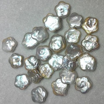Pearl,cultured freshwater,white,8-9mm flower, AAA grade,round. Sold per pkg of one strand