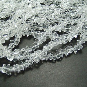 Glass chip beads, clear, small. 36-inch strand.