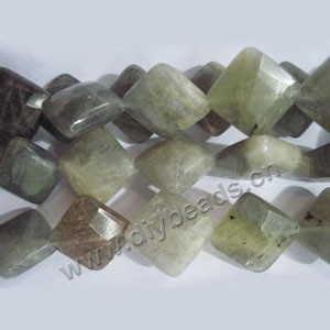 Bead, labradorite (natural),14mm  beveled flat diamond, Mohs hardness 6 to 6-1/2. Sold per 16-inch strand