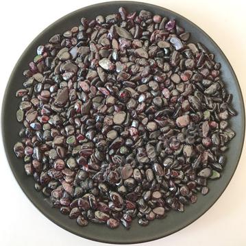 Bead Chips, Natural garnet chips without hole, 3-7mm. Sold per pkg of 5kgs