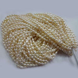 Pearl mix, cultured freshwater pearl (bleached), white , 4-5mm rice, C grade. Sold per pkg of (20) 15-inch strands.