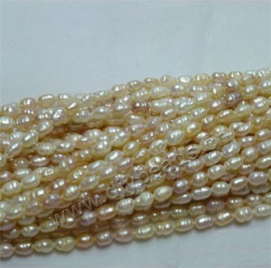 Pearl mix, cultured freshwater pearl (Natural), white / peach / mauve, 4-4.5mm rice,D grade. Sold per pkg of (25) 15-inch strands.